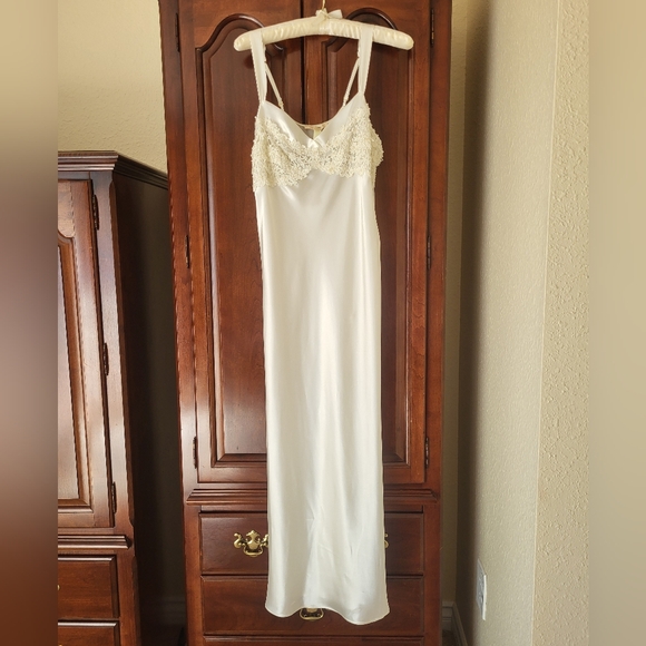 Flora Nikrooz Other - Elegant Cream Lace-Trim Negligee